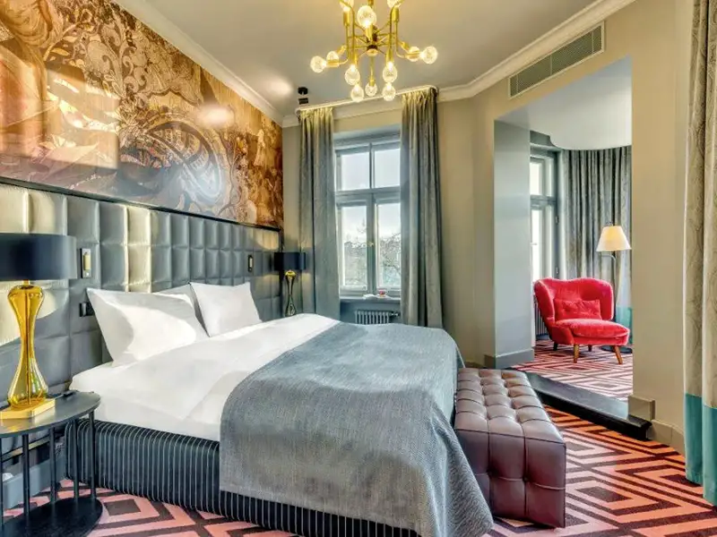 Wenn Sie auf Ihrer individuellen Baltikum-Rundreise die Hotelkategorie Boutique gebucht haben, übernachten Sie in Riga im Semarah Grand Poet. Das hübsche Designhotel  befindet sich im Herzen der historischen Altstadt und bietet ein Restaurant, eine Bar sowie ein Café.