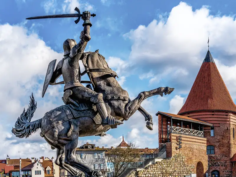 Auf Ihrer Rundreise durch das Baltikum machen Sie eine Stadtrundfahrt durch Tallinn: in der Oberstadt der Domberg mit Schloss, Alexander-Newski-Kathedrale sowie unzähligen Palästen, in denen einst die Ritter residierten; unten die engen Gassen der Altstadt, die fast komplett von einer Stadtmauer mit wehrhaften Türmen umschlossen werden.