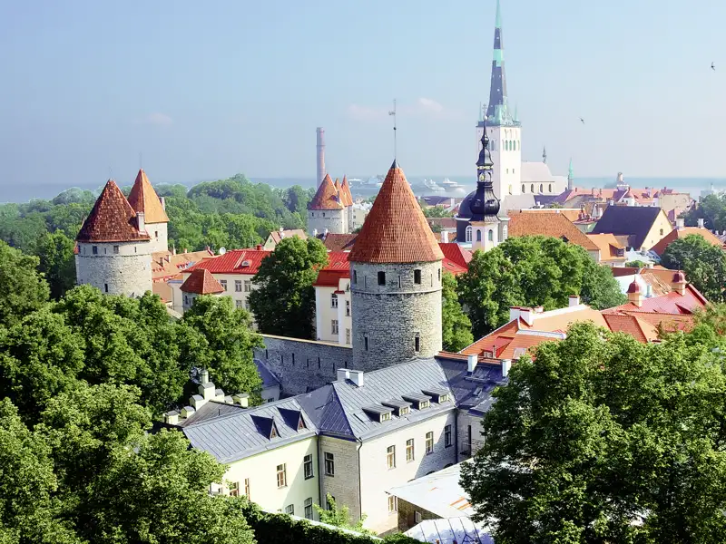 Auf Ihrer Rundreise durch das Baltikum steigen Sie mit Ihrem Scout auf den Domberg von Tallinn und bestaunen die unter ihnen liegende Altstadt mit Stadtmauer und Rathausturm.