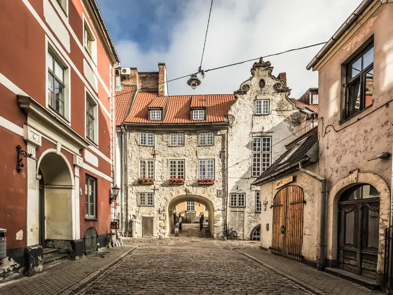 Auf Ihrem Rundgang durch die lettische Hauptstadt Riga, eine Station auf Ihrer individuellen Baltikum-Rundreise, schlendern Sie in der Altstadt durch kleine Gassen, vorbei an historischen Gebäuden und vielen Sehenswürdigkeiten wie dem Schwedischen Tor.