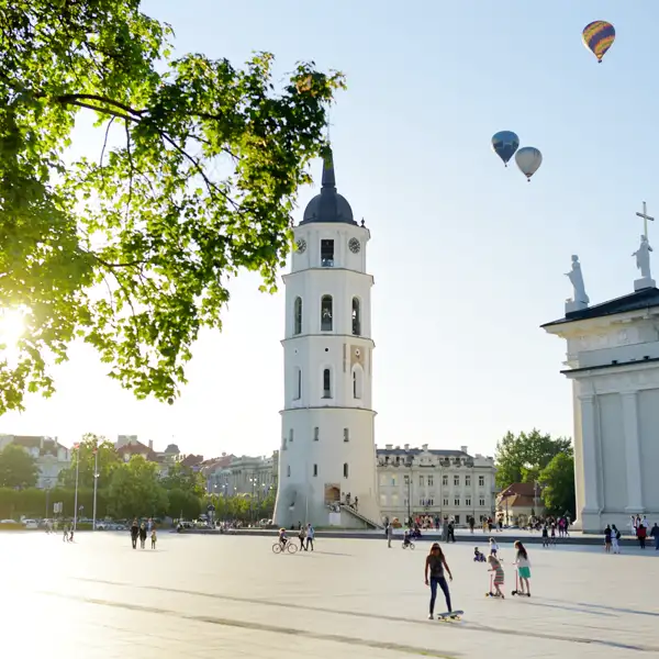 Auf Ihrer individuellen Reise im Mietwagen durch das Baltikum beobachten Sie das rege Treiben auf dem Kathedralenplatz in der Altstadt von Vilnius.