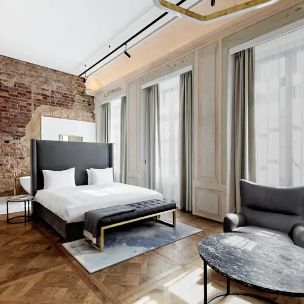 Wenn Sie auf Ihrer individuellen Mietwagen-Rundreise durch das Baltikum die Hotelkategorie Boutique gebucht haben, übernachten Sie im Herzen von Vilnius im Hotel Pacai, einem alten Herrenhaus  von 1677. Im hoteleigenen Restaurant werden lokale Gerichte serviert.