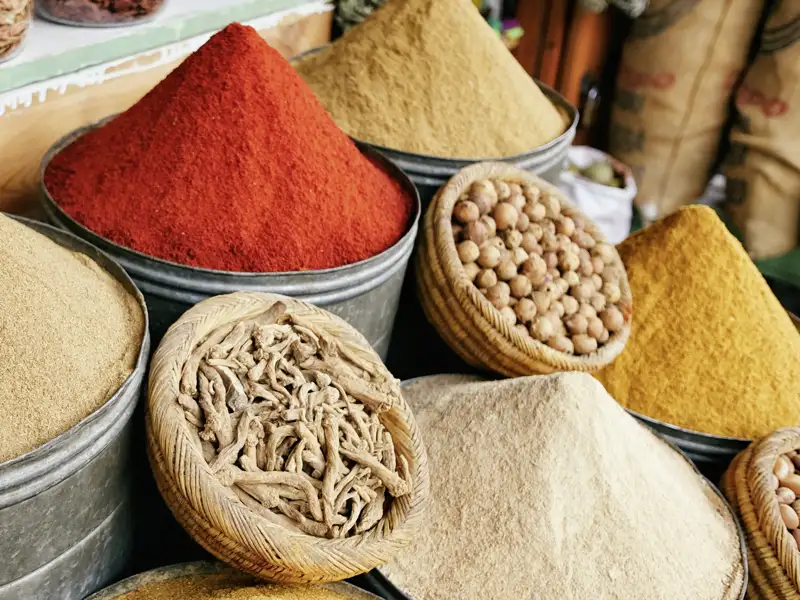 Auf Ihrer individuellen Rundreise mit Marco Polo durch Marokko haben Sie im Souk von Fes ausreichend Zeit, durch die Gassen zu bummeln und um Gewürze zu feilschen.