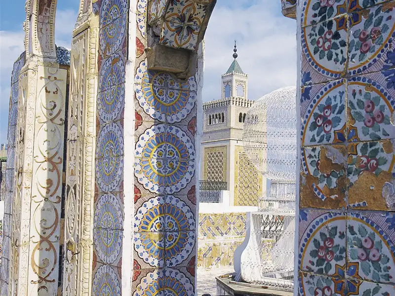 Ihre individuelle Rundreise mit Marco Polo durch Tunesien beginnt in Tunis: Hier haben Sie Zeit, die Highlights der Hauptstadt wie die Zitouna-Moschee auf eigene Faust zu erkunden.