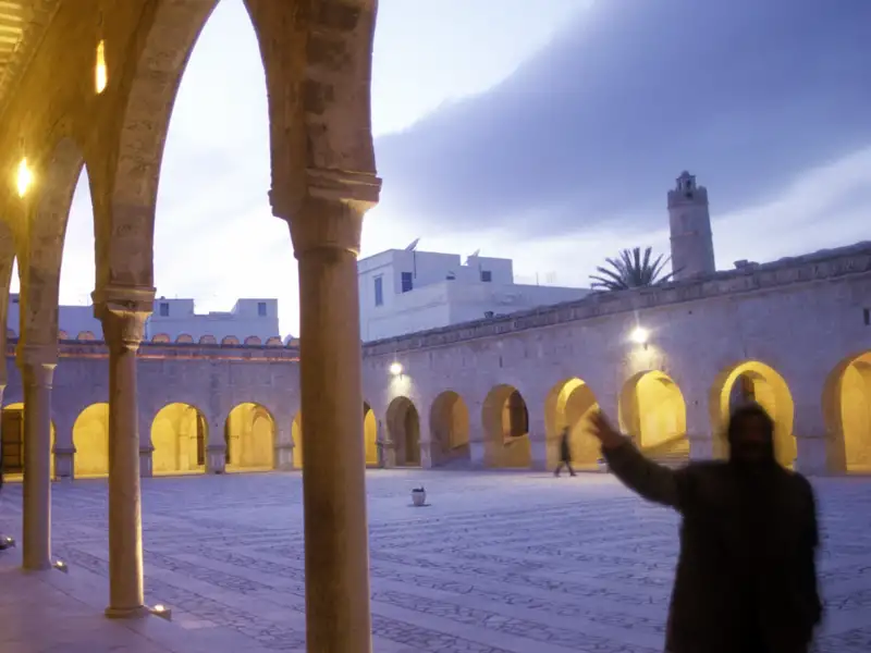 Auf der individuellen Rundreise durch Tunesien führt Sie Ihr Guide auch in den Innenhof der Großen Moschee von Sousse.