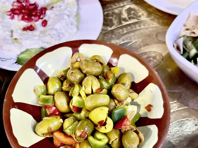 Während Ihrer individuellen Rundreise durch Jordanien haben Sie die Möglichkeit, lokale Spezialitäten wie Oliven zu probieren.