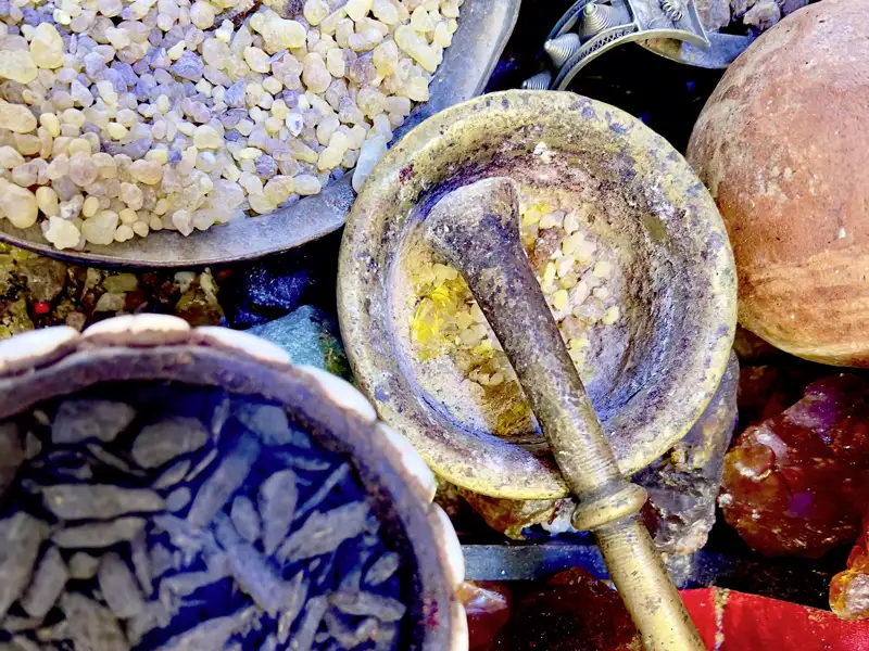 Auf Ihrer individuellen Rundreise durch Jordanien sammeln Sie spannende Eindrücke - in Petra wird Weihrauch verkauft.