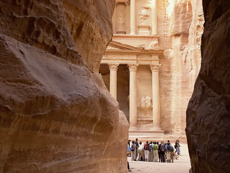 Auf Ihrer individuellen Rundreise durch Jordanien erleben Sie die kunstvoll in Stein gehauenen Fassaden der Felsenstadt Petra.