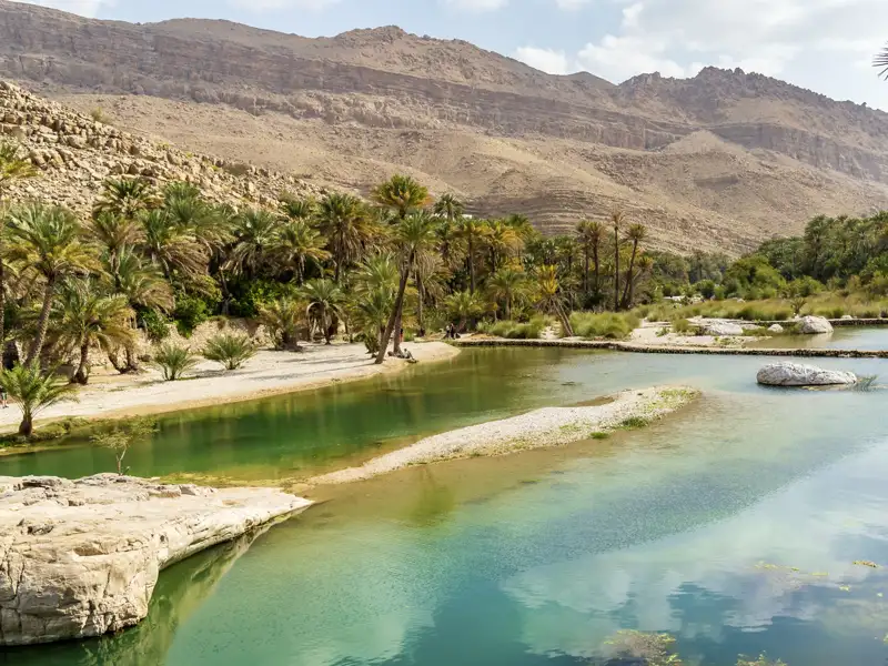 Auf Ihrer individuellen Rundreise durch den Oman kommen Sie an vielen Wadis vorbei, wo Sie auch ein kühles Bad nehmen können, unter anderem dem Wadi Bani Khalid.