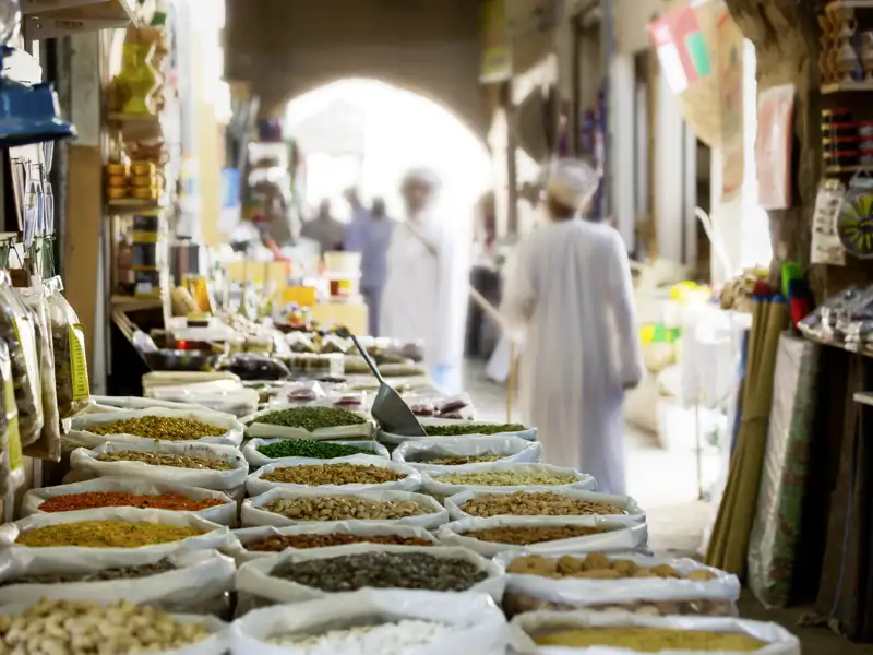 Auf Ihrer individuellen Reise durch den Oman schlendern Sie über Märkte und feilschen um die besten Gewürzpreise.