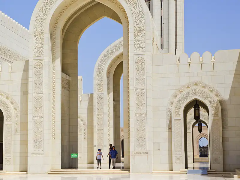 Ein Highlight Ihrer individuellen Reise durch den Oman ist der Besuch der Sultan-Qaboos-Moschee in Maskat.