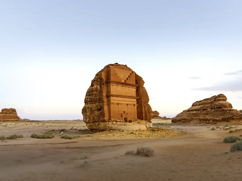 Auf Ihrer individuellen Rundreise nach Saudi-Arabien besuchen Sie Hegra mit den Grabstätten der Nabatäer, die erste UNESCO-Welterbestätte Saudi-Arabiens.
