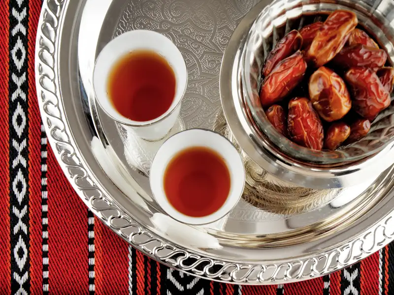 Die arabische Gastfreundschaft ist auf Ihrer individuellen Rundreise nach Saudi-Arabien überall zu spüren. Zur Begrüßung gibt es oft Datteln und Tee.