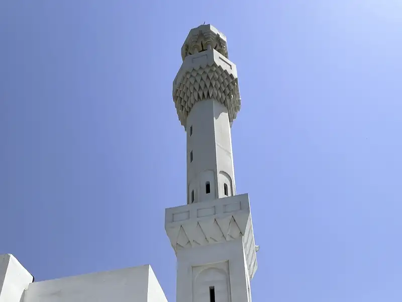 Mit Ihrem Guide besuchen Sie auf Ihrer individuellen Rundreise nach Saudi-Arabien die Hafenmetropole Dschidda und sehen u. a. die schwimmende Moschee.