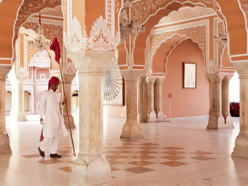 Auf Ihrer individuellen Reise durch Indien geht es mit Ihrem Scout auf Citytour durch die "rosarote Stadt" Jaipur. Sie besichtigen den Stadtpalast mit einer sehenswerten Sammlung alter Miniaturen, Waffen und Prachtgewänder sowie das zum Palastkomplex gehörige Observatorium "Jantar Mantar" des Hobbyastronomen Jai Singh II. aus dem 18. Jahrhundert.