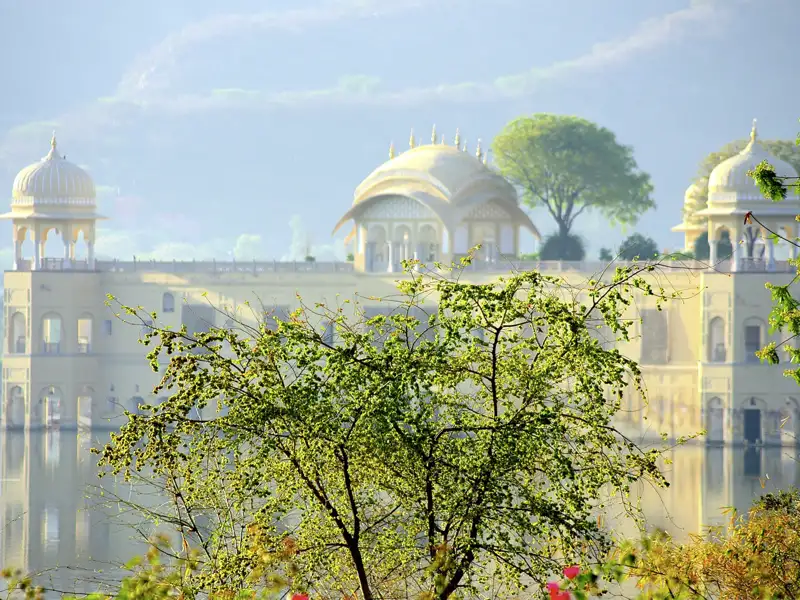 Auf Ihrer individuellen Reise durch Rajasthan sehen Sie auf dem Weg zum Amber Fort auch den Jal-Mahal-Palast, der inmitten eines Sees liegt.