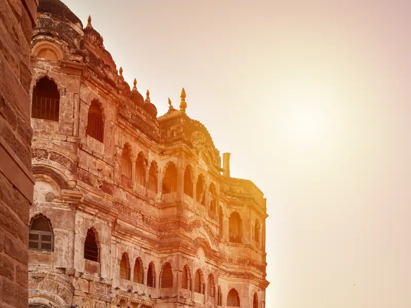 Auf Ihrer individuellen Rajasthan-Rundreise besichtigen Sie bei Ihrem Besuch in der blauen Stadt Jodhpur auch das über der Stadt thronende Mehrangarh Fort.
