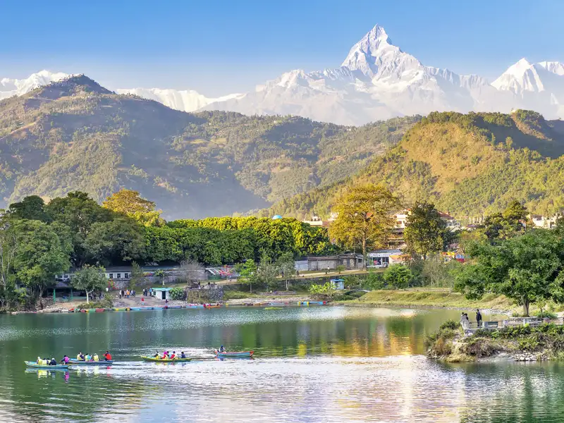 Auf Ihrer individuellen Rundreise durch Nepal  erleben Sie bei einer Bootsfahrt auf dem Pewa-See das beeindruckende Bergpanorama.