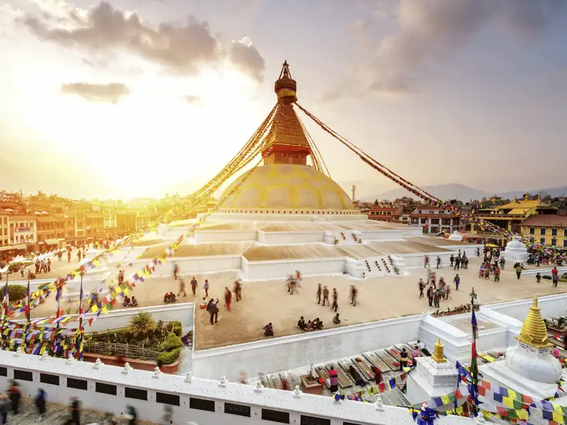 Auf Ihrer individuellen Rundreise durch Nepal erkunden Sie Kathmandu und umkreisen im Strom der Pilger den riesigen Stupa von Bodnath.