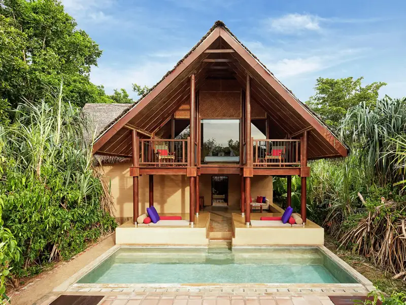 Wenn Sie auf Ihrer individuellen Rundreise durch Sri Lanka die Hotelkategorie Boutique gebucht haben, übernachten Sie im Kulturellen Dreieck im Hotel Jetwing Vil Uyana, nur fünf Kilometer von der Felsenfestung Sigiriya entfernt. Das Hotel bietet Ihnen drei Restaurantoptionen und eine Bar sowie Spa und Swimmingpool.