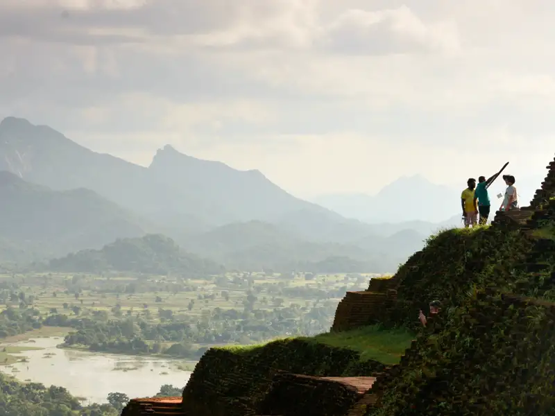 Erklimmen Sie auf Ihrer individuellen Rundreise durch Sri Lanka über zahlreiche Stufen den Sigiriya Rock und genießen Sie die Aussicht auf die grüne Landschaft.