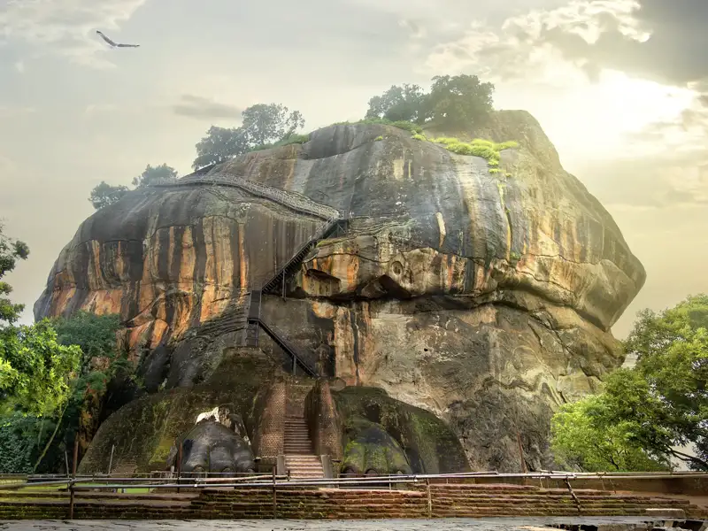 Auf Ihrer Rundreise durch Sri Lanka erklimmen Sie den Löwenfelsen von Sigiriya und bestaunen die Wolkenmädchen.
