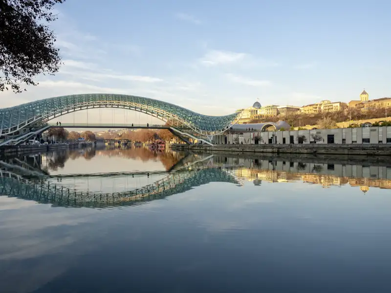 Auf Ihrer individuellen Rundreise durch Georgien sehen Sie in Tiflis bei der Stadtbesichtigung die Friedensbrücke.