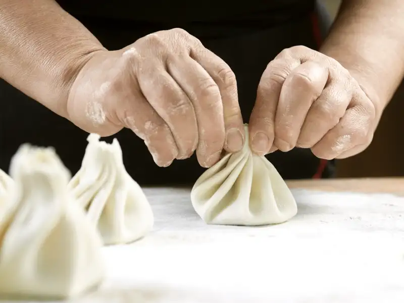 Auf dieser individuellen Rundreise durch Georgien probieren Sie bestimmt auch einmal die typischen Teigtaschen Chinkali.