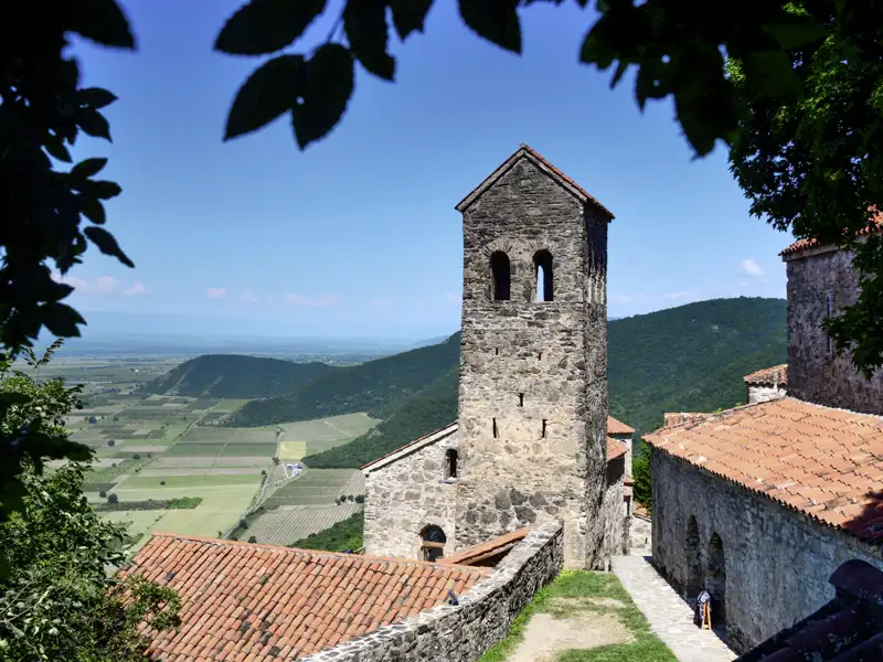 In der Region Kachetien warten auf Ihrer individuellen Rundreise durch Georgien viele historische Kirchen und Klöster auf Sie.