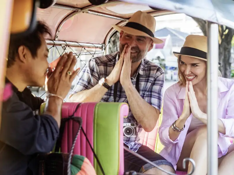 Nehmen Sie auf Ihrer Thailand-Rundreise in Bangkok doch einmal ein Tuk-Tuk als Fortbewegungsmittel, so sind Sie oft sogar schneller am Ziel.