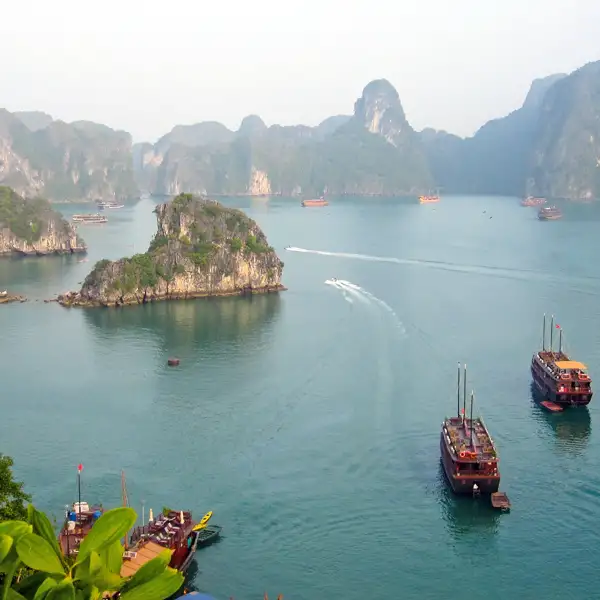 Entdecken Sie auf Ihrer Rundreise durch Vietnam und Kambodscha die Halongbucht auf einer Kreuzfahrt!