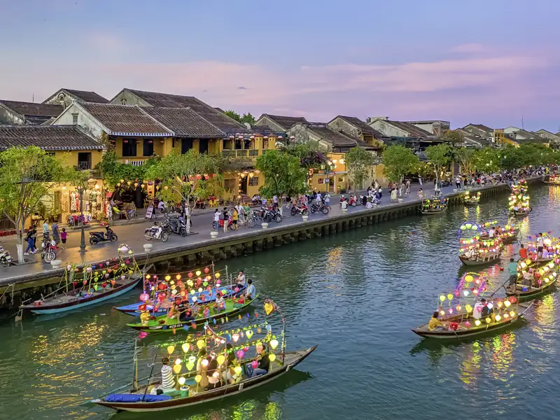 Auf Ihrer Rundreise durch Vietnam genießen Sie in Hoi An  die abendliche Stimmung am Fluss.