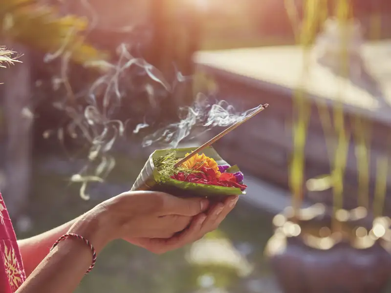 Auf Ihrer individuellen Reise durch Bali sehen Sie an den Tempeln die hübsch geschmückten Opfergaben für die Götter.