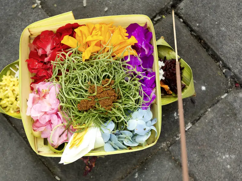 Der balinesische Hinduismus begegnet Ihnen auf Ihrer individuellen Rundreise durch Bali immer wieder – auch in Form von Opfergaben.