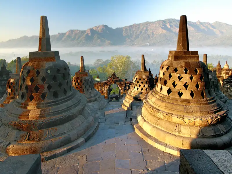 Ihre Rundreise durch Indonesien führt Sie auch zur größten buddhistischen Tempelanlage der Welt, Borobudur auf Java. Besonders magisch bei Sonnenaufgang.