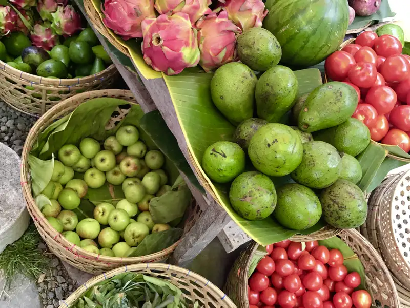 Auf Ihrer individuellen Rundreise durch Indonesien bleibt auf Bali bestimmt auch Zeit für einen Bummel über den Markt mit Körben voll buntem Obst und Gemüse.