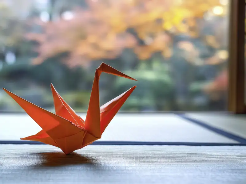 Ein Origami-Kranich, ein typischer japanischer Glücksbringer, den Sie auf Ihrer individuellen Reise sicher öfter zu sehen bekommen.
