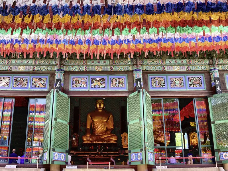 Immer wieder treffen Sie auf Ihrer individuellen Rundreise durch Südkorea auf bunte Tempel.