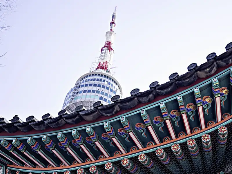 Auf Ihrer individuellen Rundreise durch Südkorea sehen Sie in Seoul den Namsan Tower.
