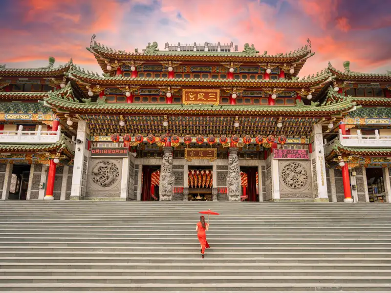 Auf Ihrer Rundreise durch Taiwan kommen Sie in Kaohsiung vorbei. Hier erwarten Sie eine moderne Großstadt und traditionelle Tempel.