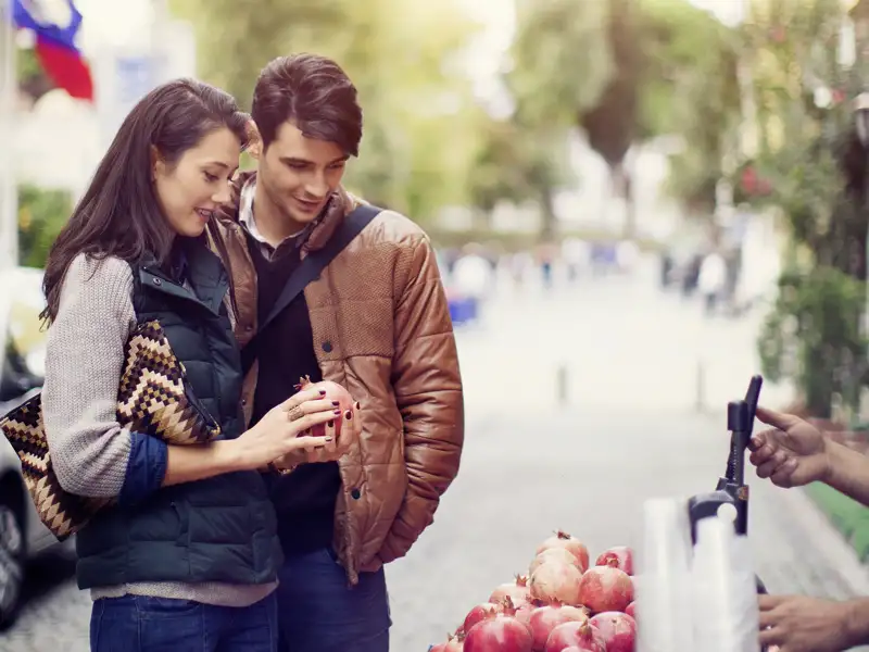 Bei der Stadttour auf Ihrer individuellen Rundreise durch Taiwan: lädt eine Saftbar mit Granatapfelsaft zu einer Pause ein.