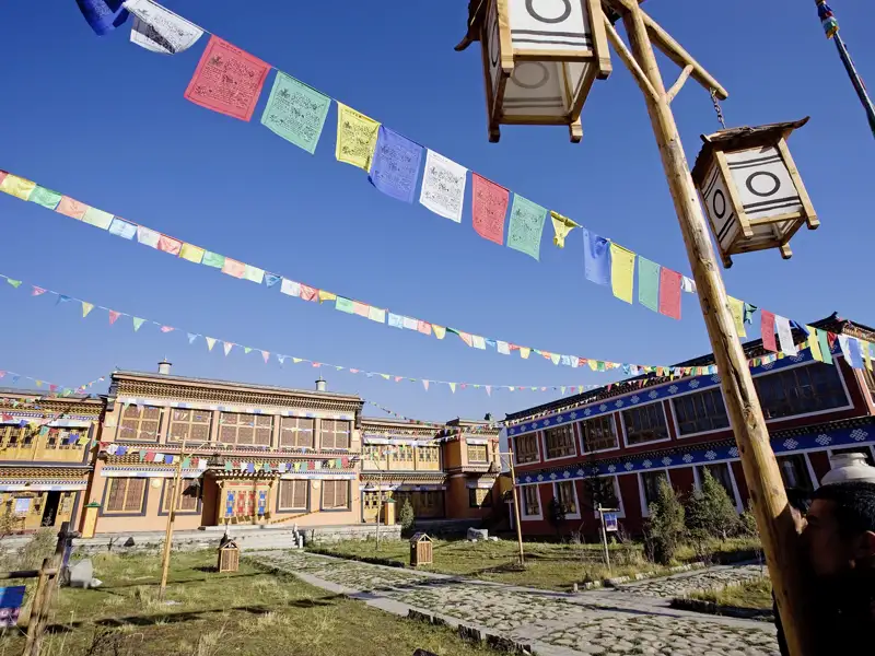 Auf Ihrer individuellen Rundreise sehen Sie immer wieder die typischen tibetischen Gebetsfahnen, die meist auf den Gebirgspässen aufgehängt werden.
