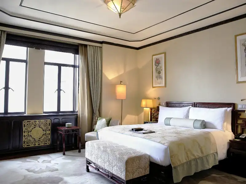 Auf Ihrer individuellen Rundreise durch China haben Sie die Wahl zwischen Standard-, Premium- und Luxus-Hotels – in der Kategorie Luxus erwartet Sie in Shanghai das Fairmont Peace Hotel.