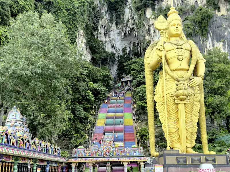Auf Ihrer individuellen Rundreise durch Malaysia besuchen Sie die Batu-Höhlen, bewacht von der 42 m hohen goldenen Statue des Hindugottes Murugan: Für malaysische Hindus ein Pilgerziel, für alle ein Natur- und Kulturhingucker.