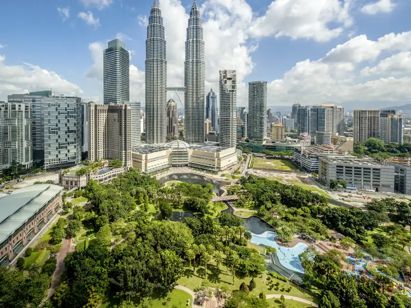 Ihre individuelle Reise durch Malaysia startet in Kuala Lumpur: eine fazinierende Stadt mit hohem Entdeckungsfaktor  als Symbole der Wirtschaftskraft ragen die Petronas Twin Towers in den Himmel.