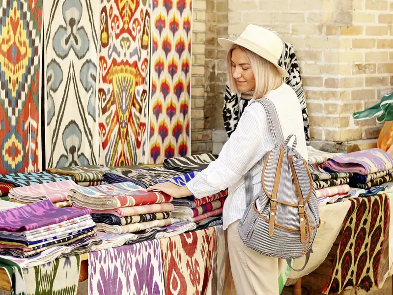 Auf Ihrer individuellen Reise durch Usbekistan bummeln Sie über Märkte und bestaunen bunte Stoffe.