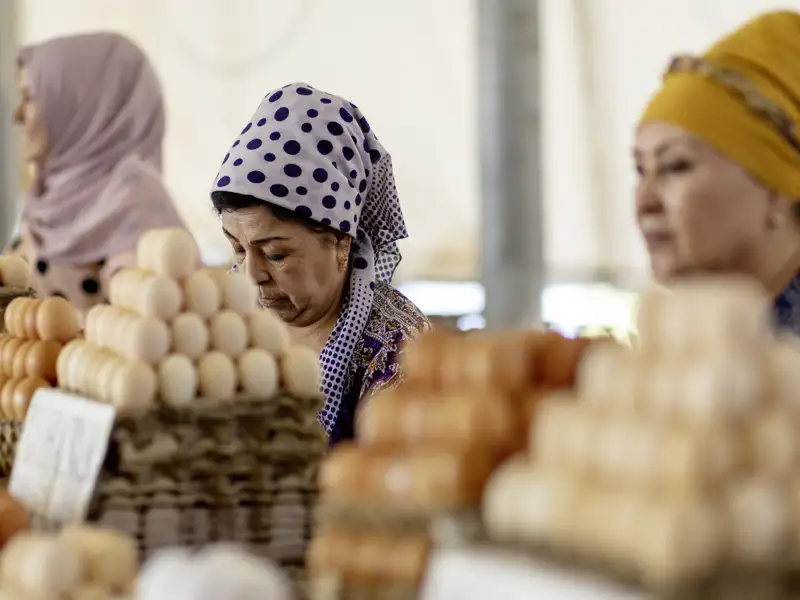 Auf Ihrer individuellen Reise besuchen Sie Märkte und probieren die lokalen Spezialitäten Usbekistans.