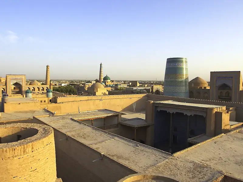 Auf Ihrer individuellen  Rundreise durch Usbekistan erkunden Sie Chiwa - mit seiner intakten Stadtmauer, Moscheen und Mausoleen ein Freiluftmuseum islamischer Architektur.