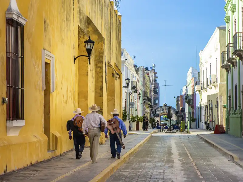 Auf Ihrer individuellen Reise durch Mexiko kommen Sie in die Hafenstadt Campeche und sehen dort schöne und liebevoll restaurierte Kolonialgebäude.
