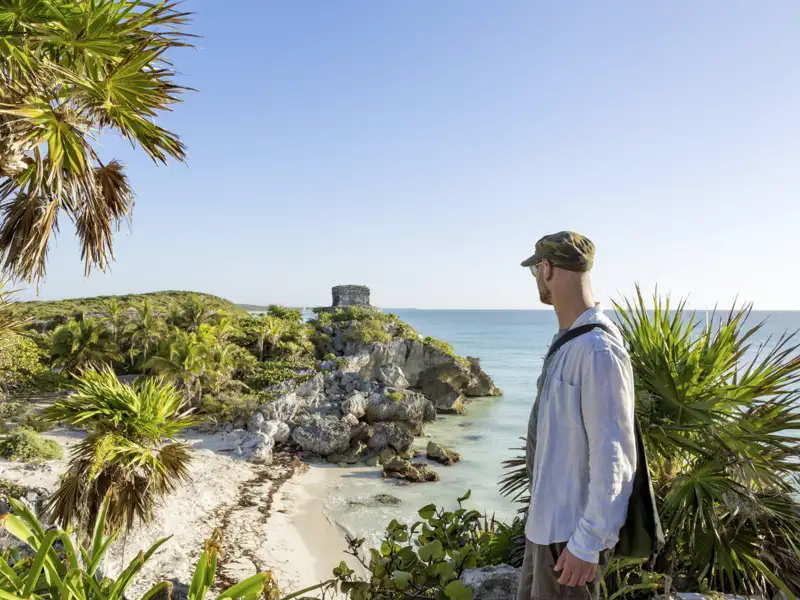 Die Mayaruinen von Tulum thronen auf einer Klippe über dem  türkisblauen Meer. Der Blick ist atemberaubend! Ihr Scout führt Sie beim Besuch während Ihrer individuellen Rundreise durch Mexiko durch die Anlage.
